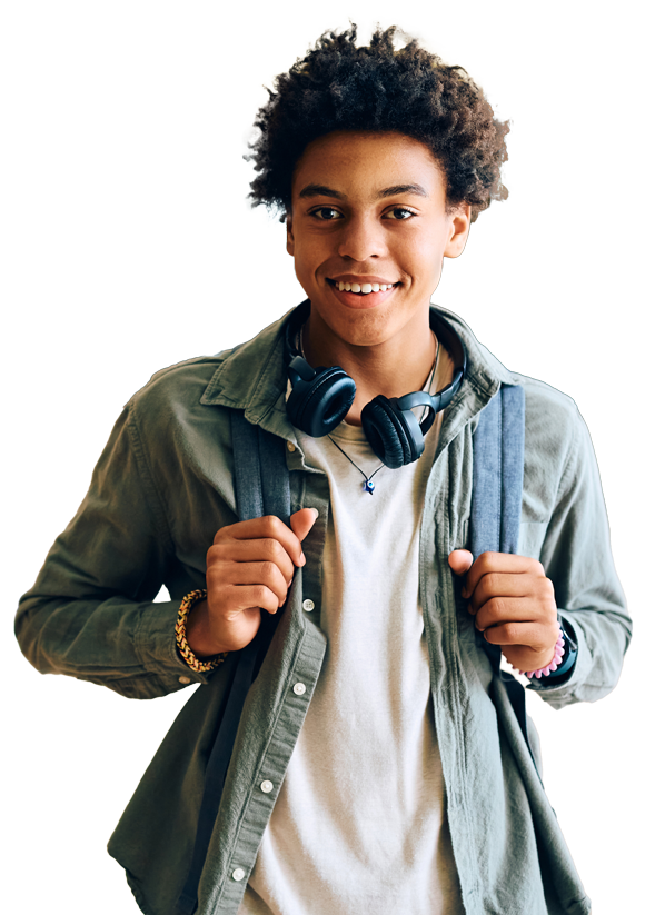 Un jeune homme souriant tenant les sangles de son sac à dos